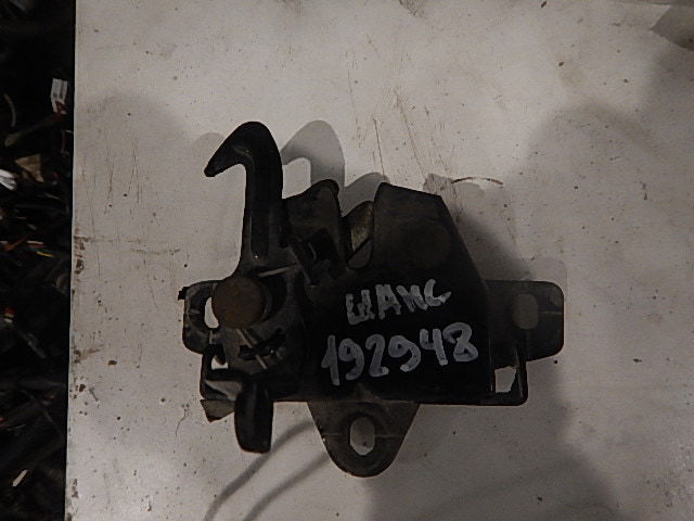 Замок капота