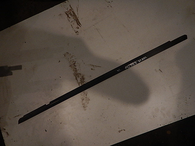 Накладка лобового стекла левая