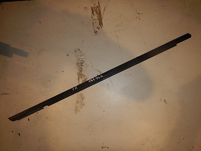 Накладка стекла переднего правого