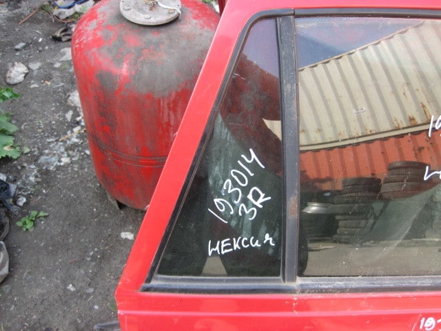 Стекло двери задней правой (форточка)