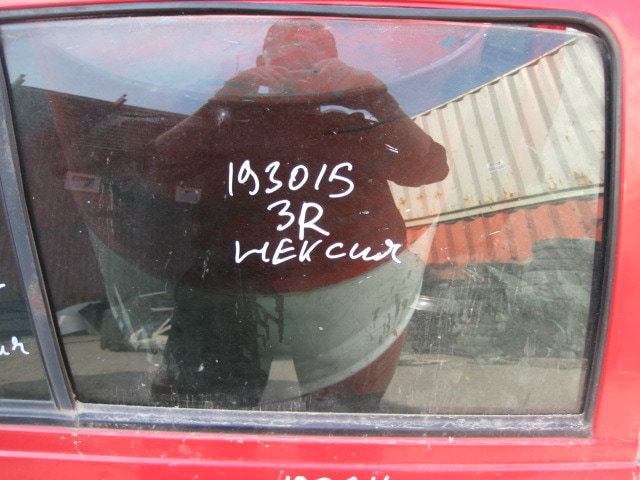 Стекло двери задней правой