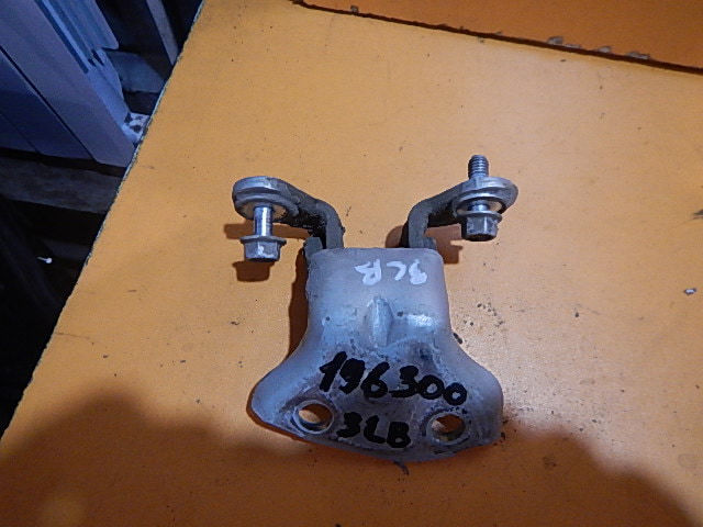 Петля двери задней левой верхняя