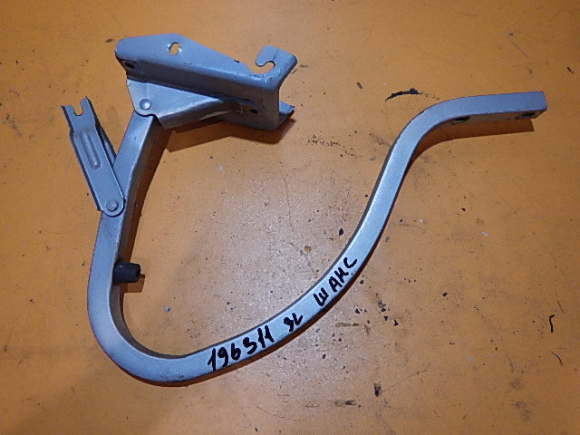 Петля крышки багажника