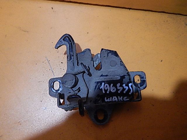 Замок капота