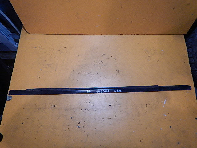 Накладка стекла заднего левого