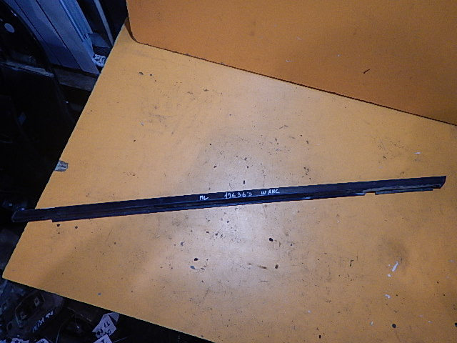 Накладка лобового стекла левая