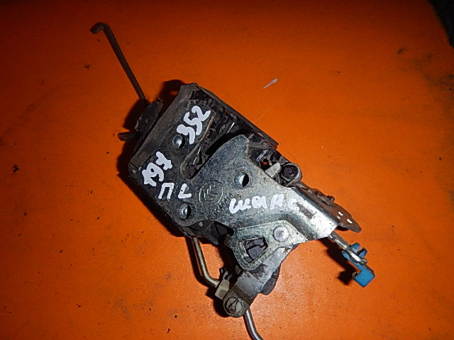 Замок двери передней левой