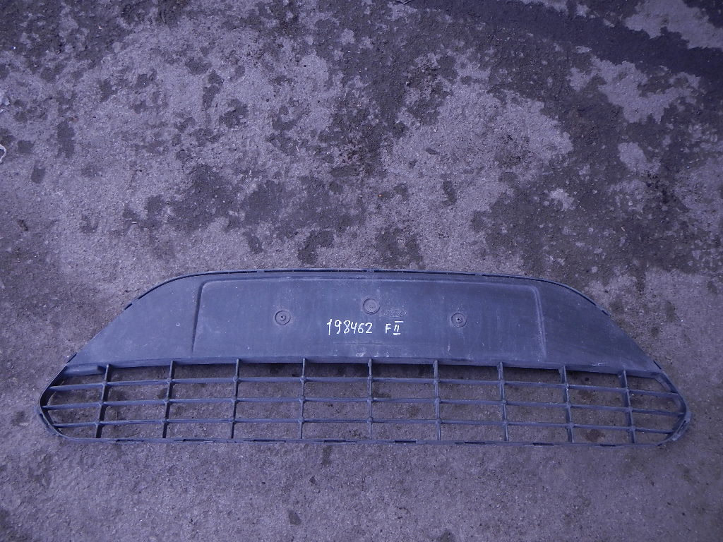 Решетка в бампер центральная