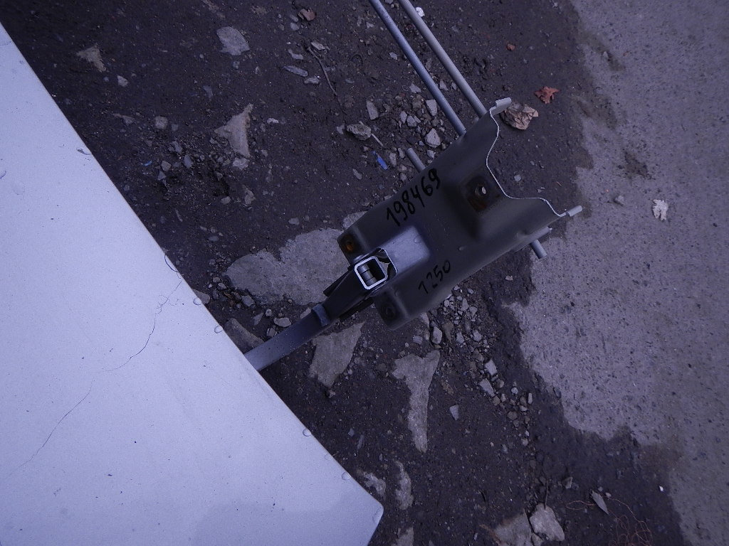 Петля крышки багажника