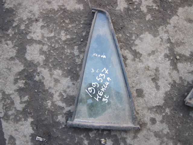 Стекло двери задней левой (форточка)