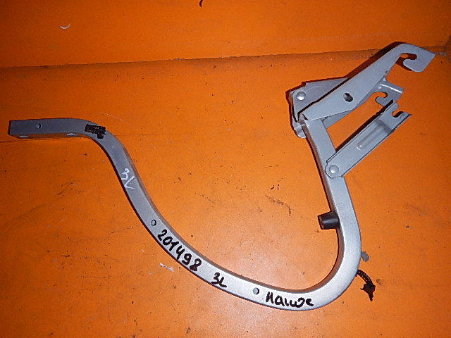 Петля крышки багажника