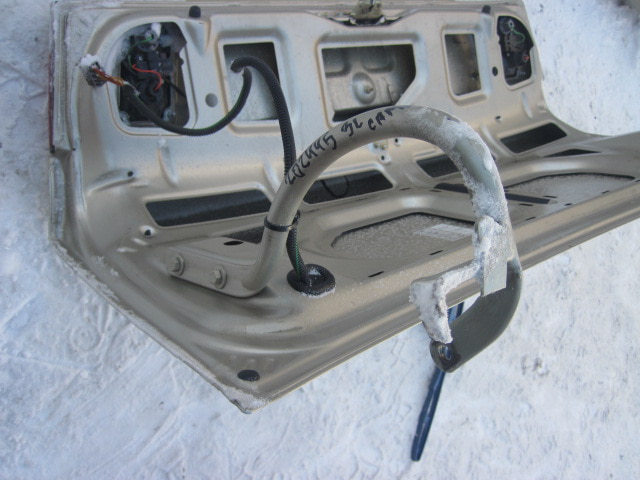 Петля крышки багажника