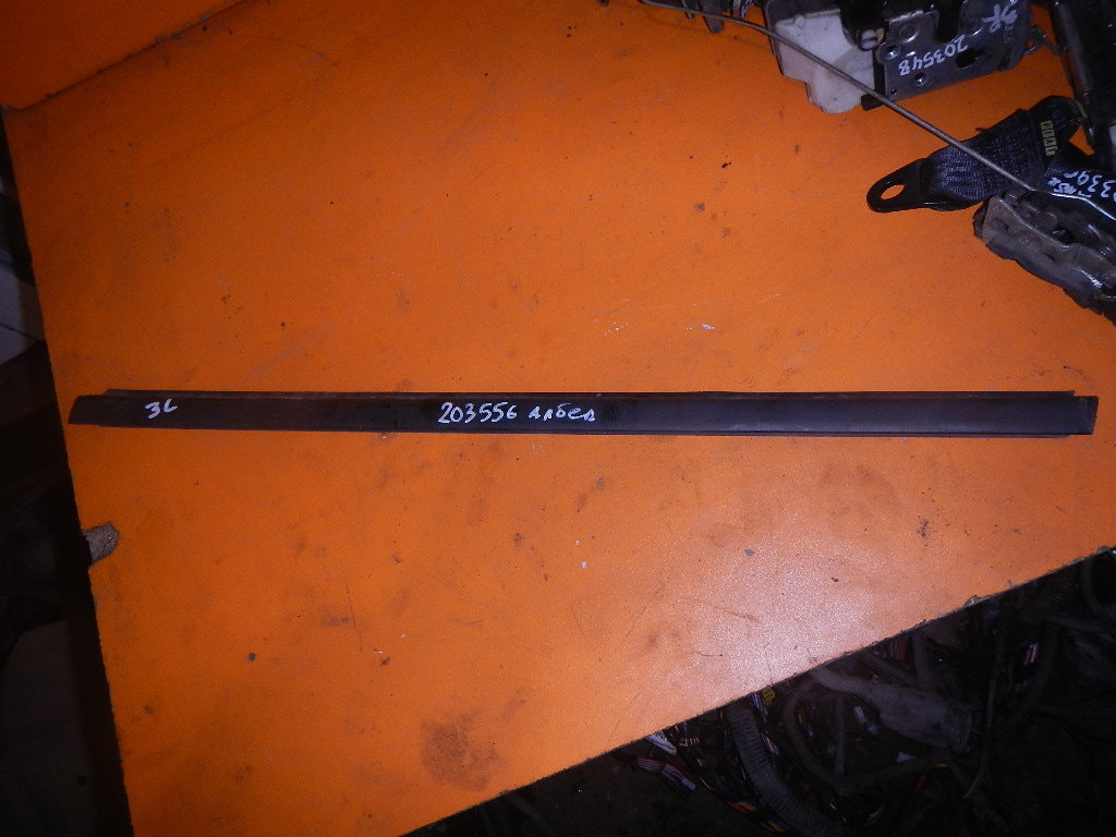 Накладка стекла заднего левого