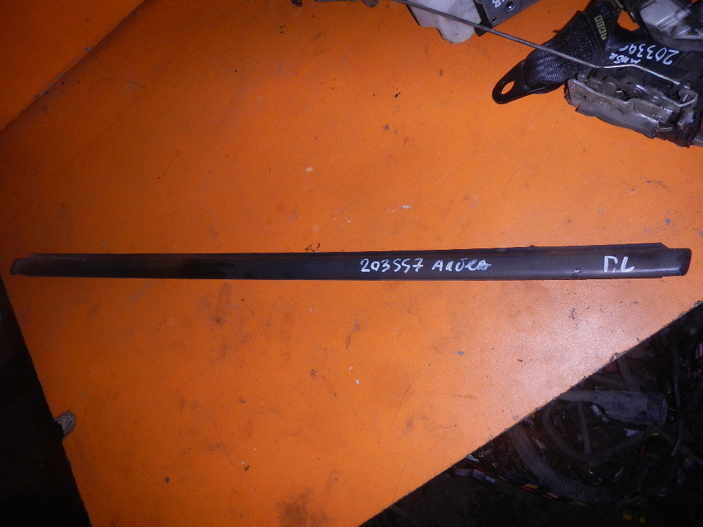 Накладка лобового стекла левая