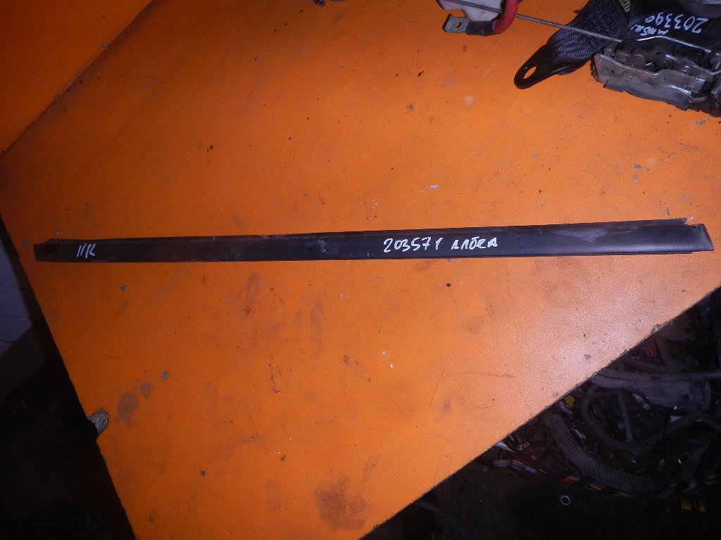 Накладка стекла переднего правого