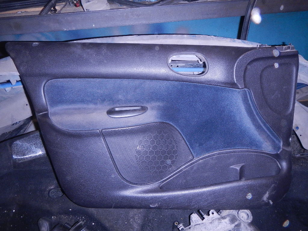 Обшивка двери передней левой