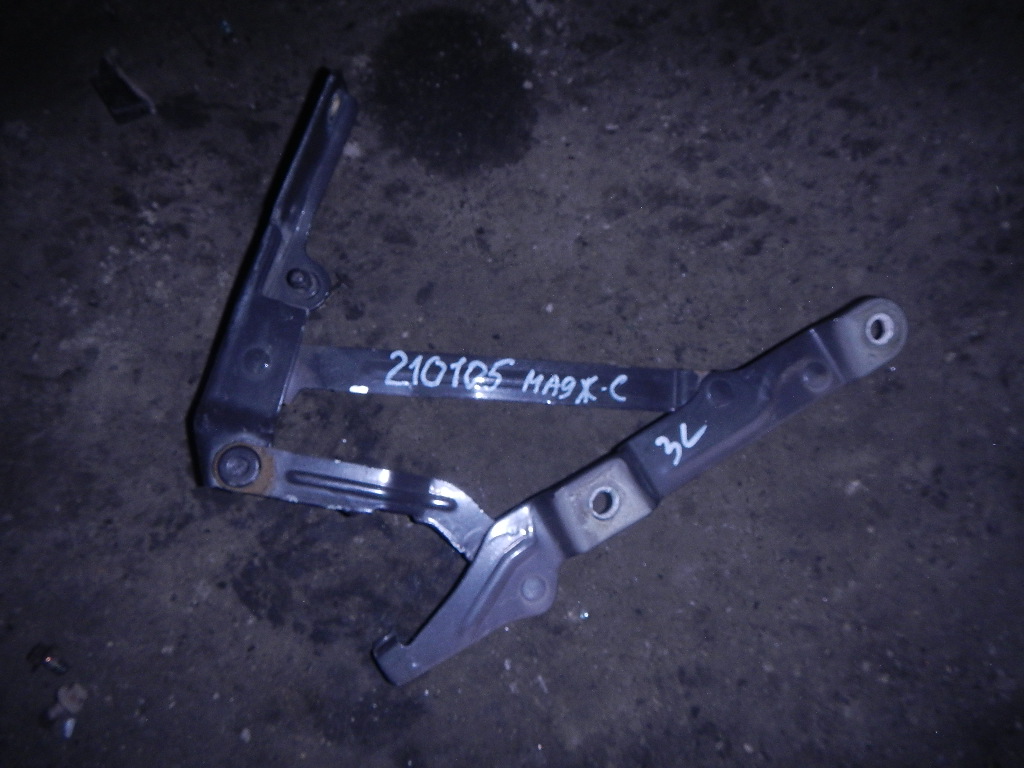 Петля крышки багажника