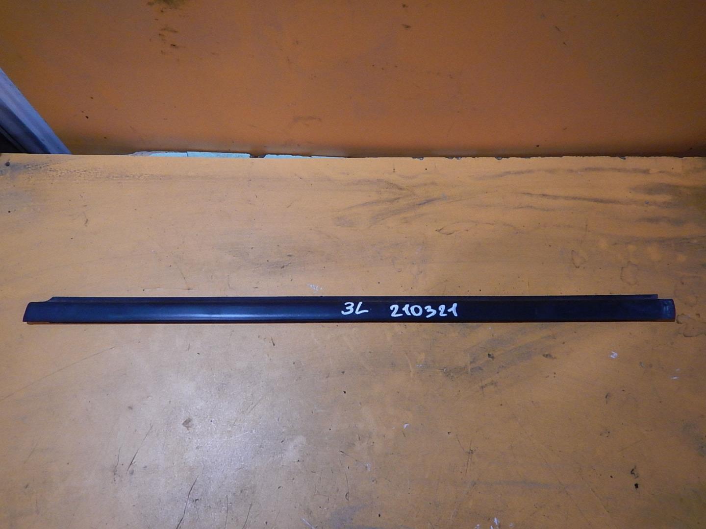 Накладка стекла заднего левого