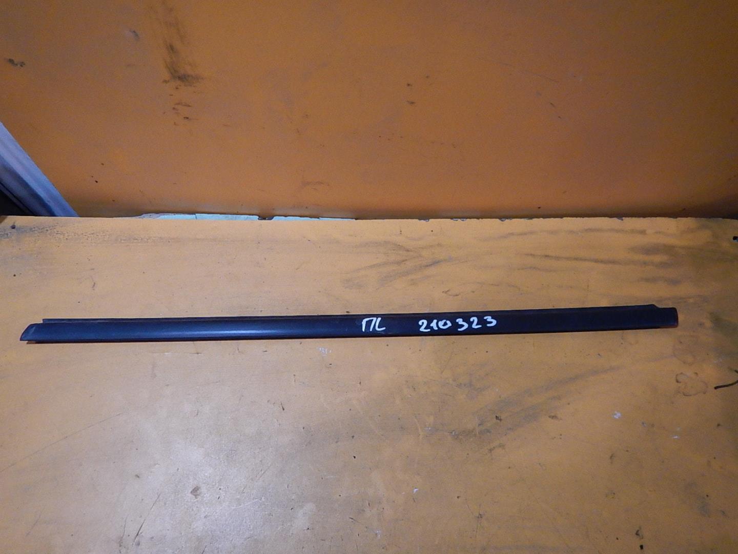 Накладка лобового стекла левая