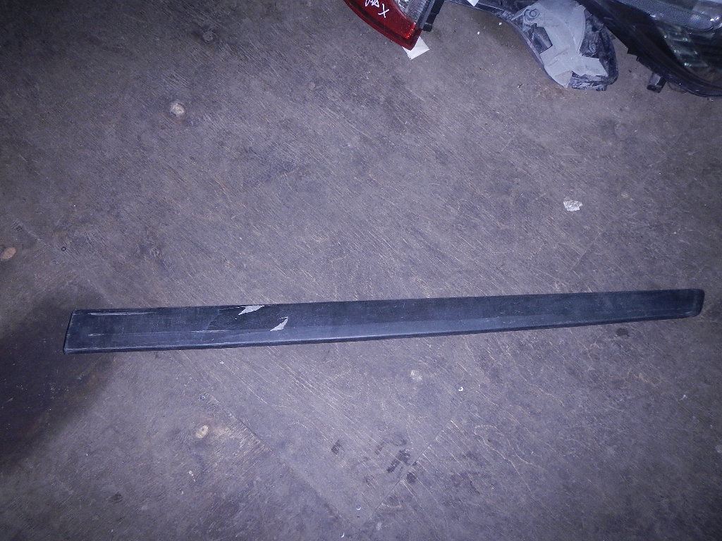 Молдинг передней левой двери