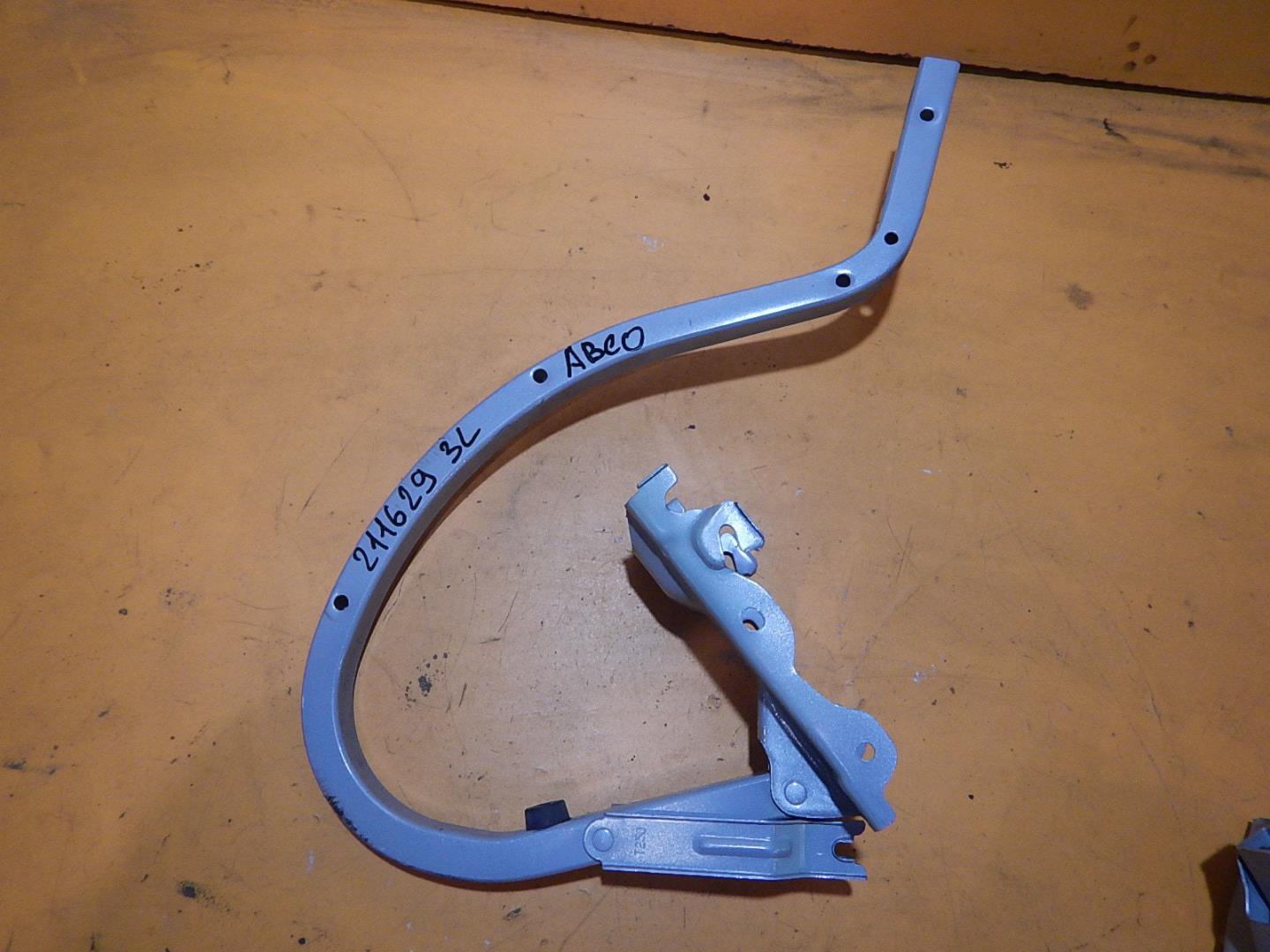 Петля крышки багажника