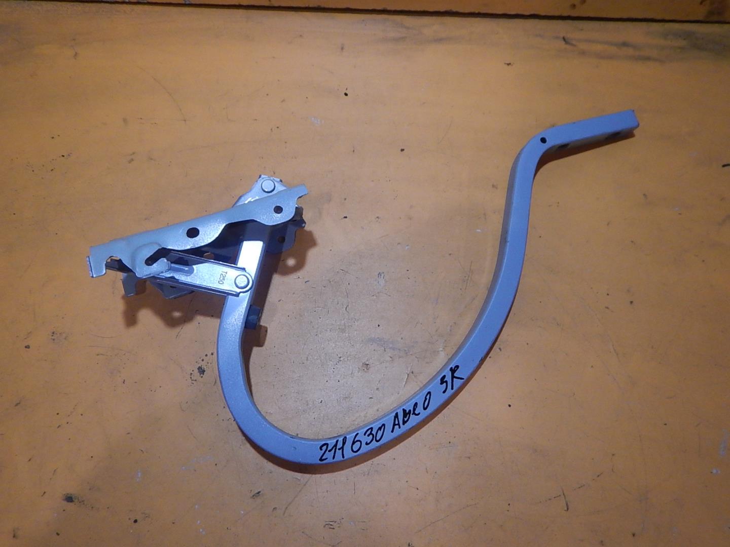 Петля крышки багажника