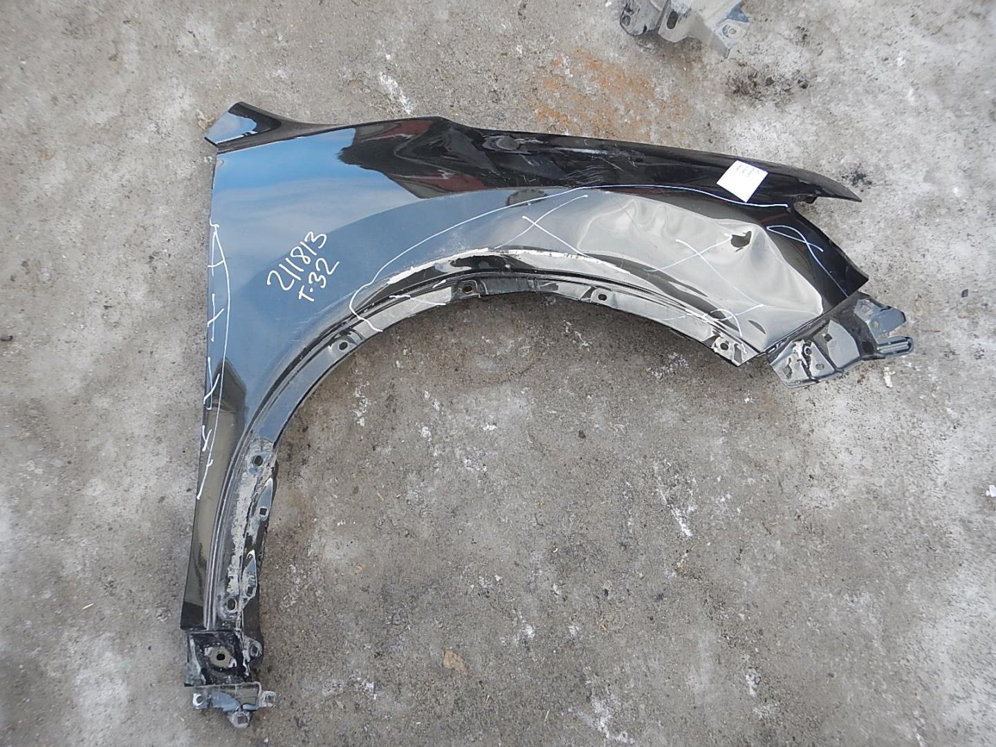 Крыло переднее правое