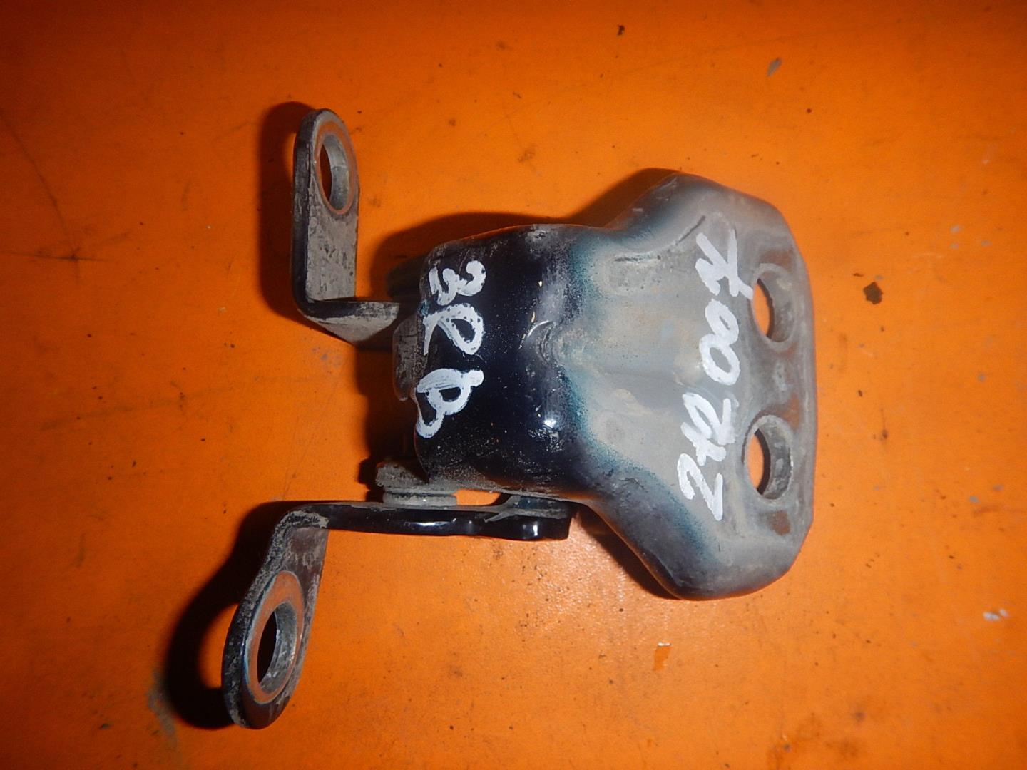 Петля двери задней правой верхняя