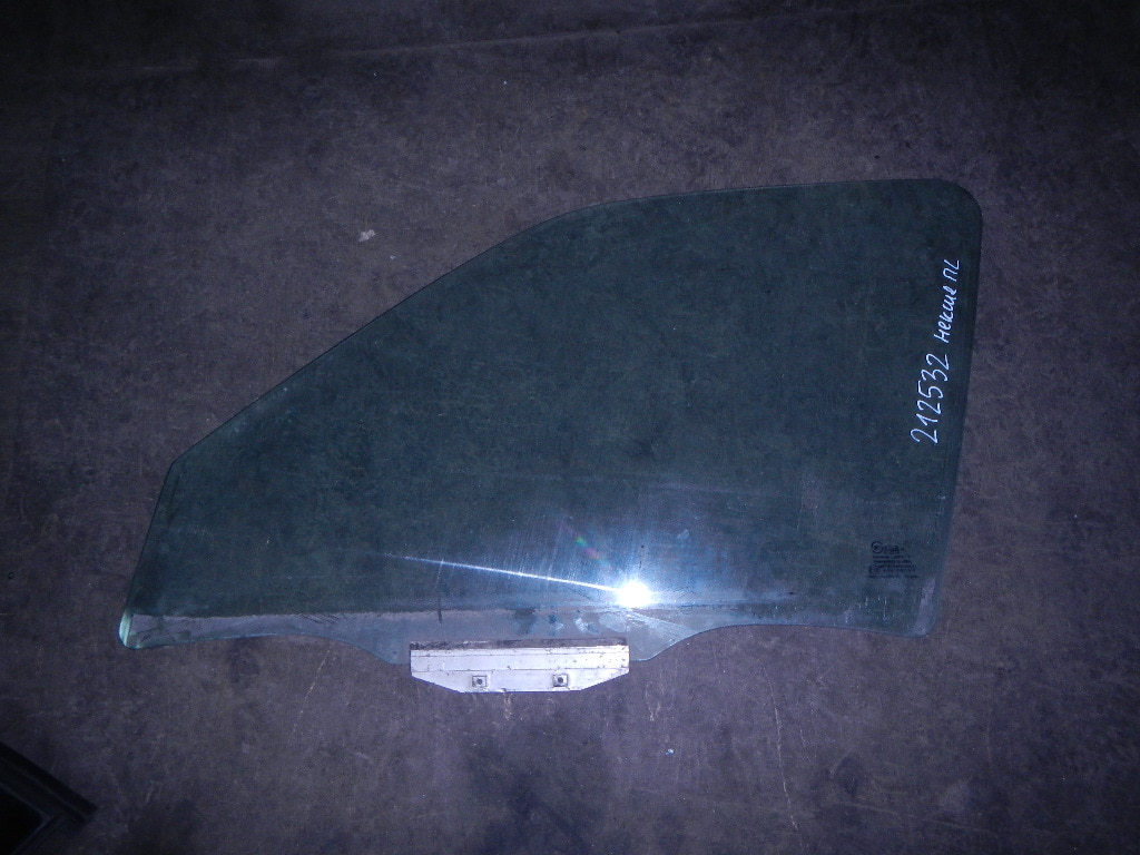 Стекло двери передней левой