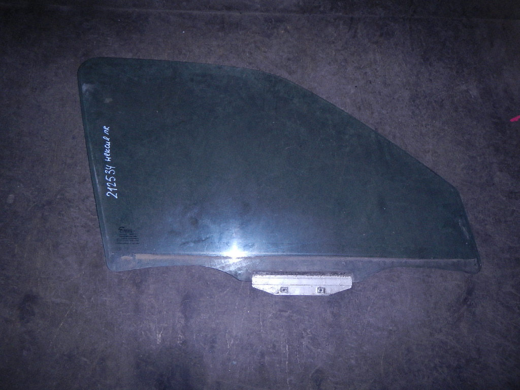 Стекло двери передней правой