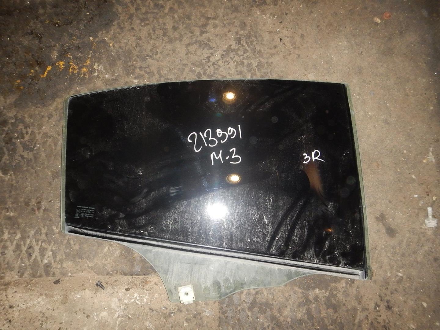 Стекло двери задней правой