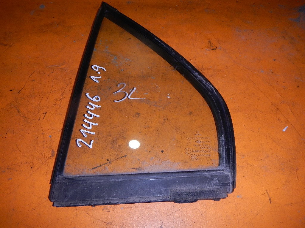 Стекло двери задней левой (форточка)