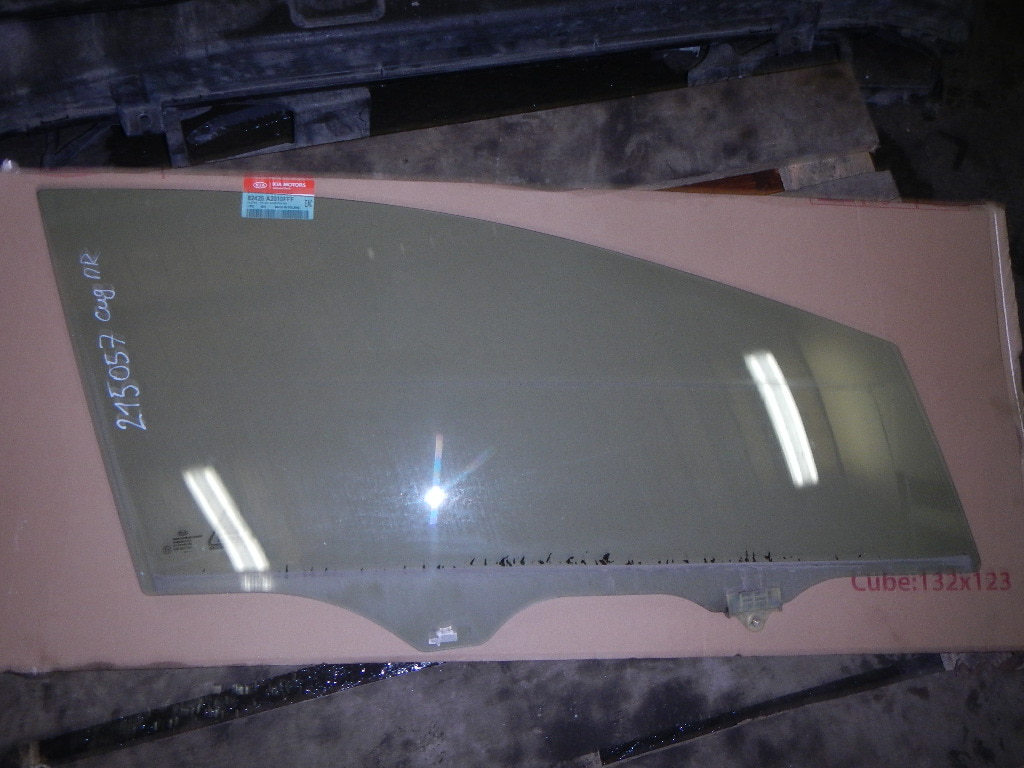 Стекло двери передней правой