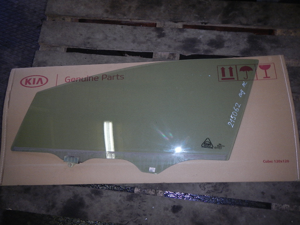 Стекло двери передней левой