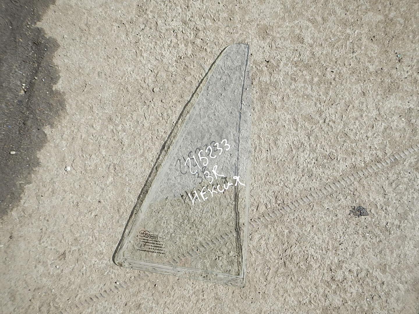 Стекло двери задней правой (форточка)