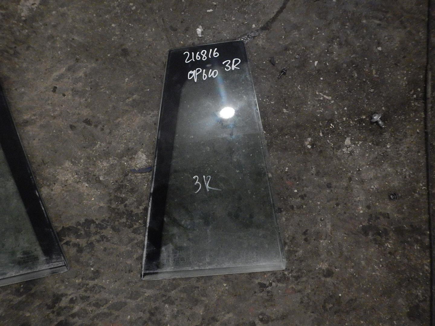 Стекло двери задней правой (форточка)