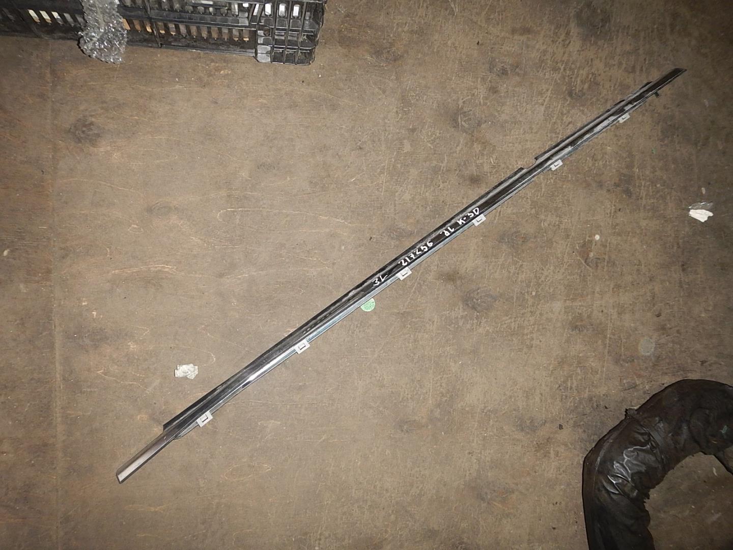 Накладка стекла заднего левого