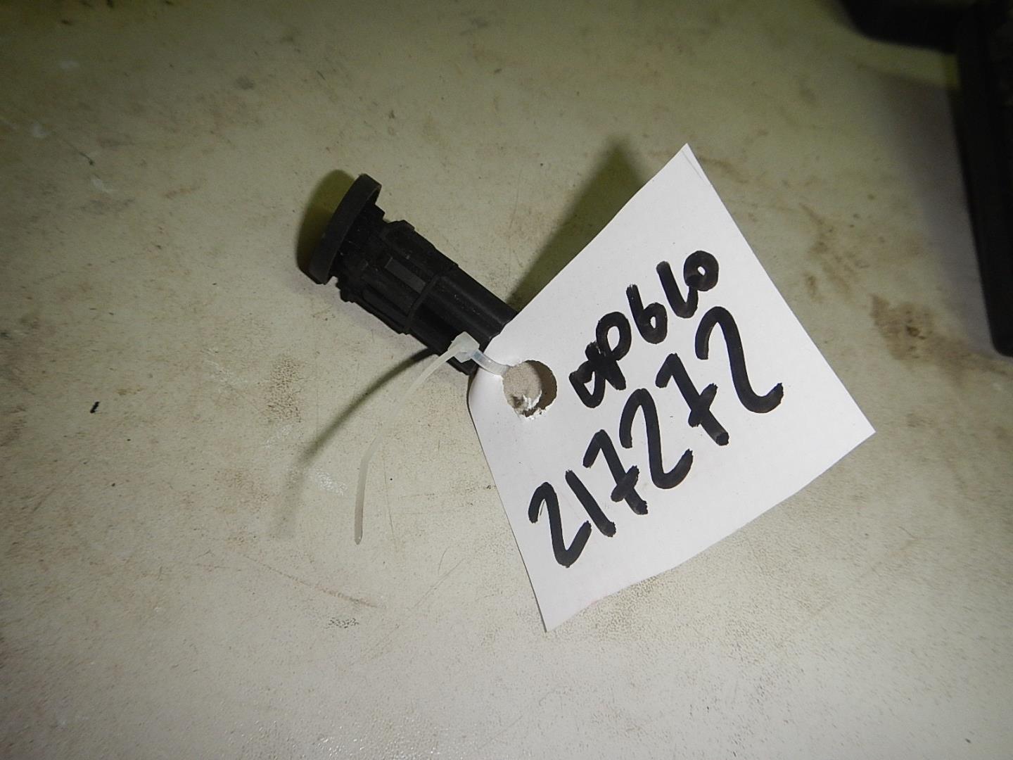 Кнопка открывания багажника