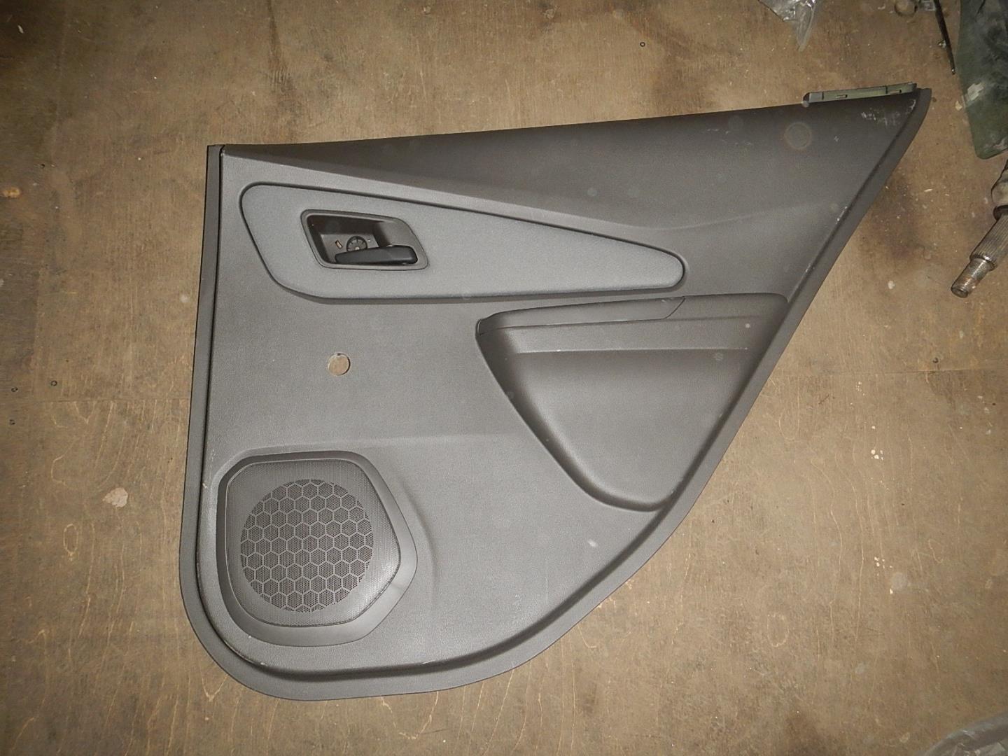 Обшивка двери задней правой