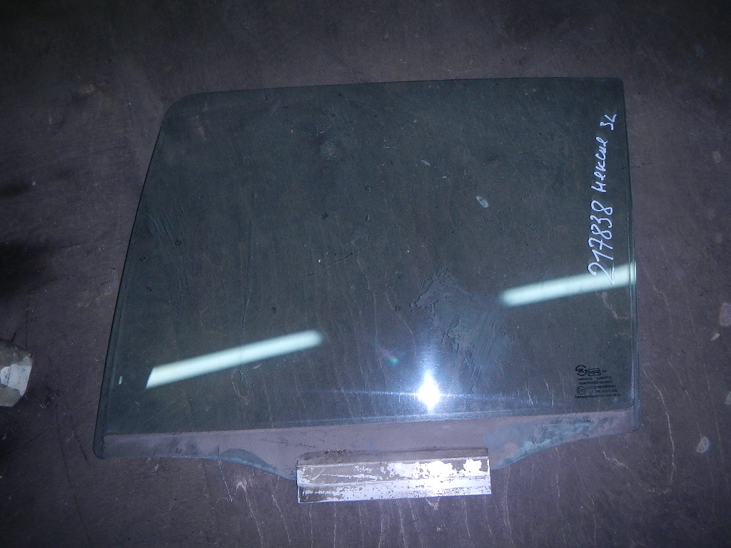 Стекло двери задней левой