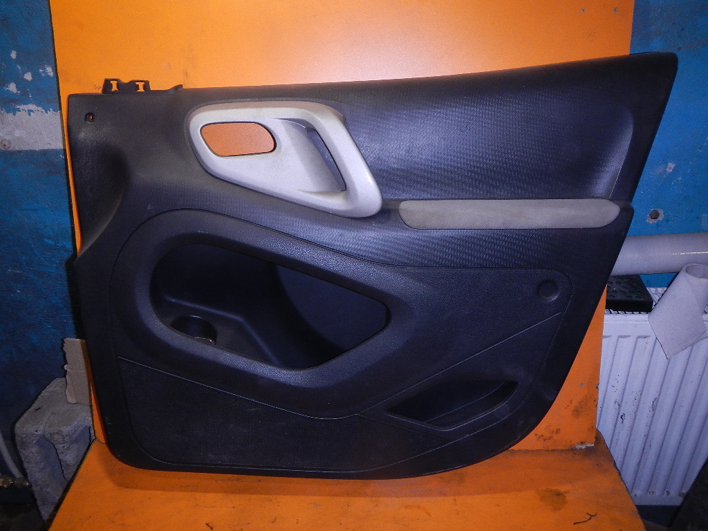 Обшивка двери передней правой