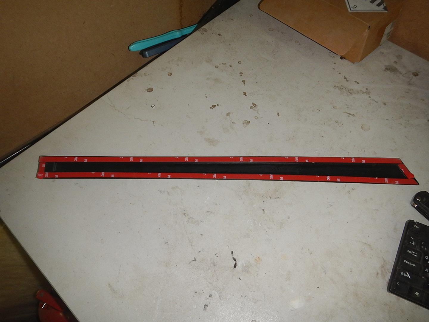 Молдинг задней левой двери