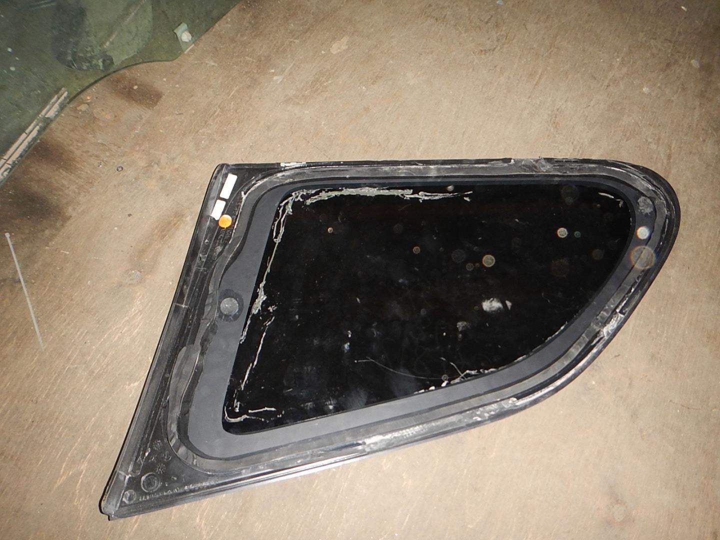 Стекло кузовное глухое левое