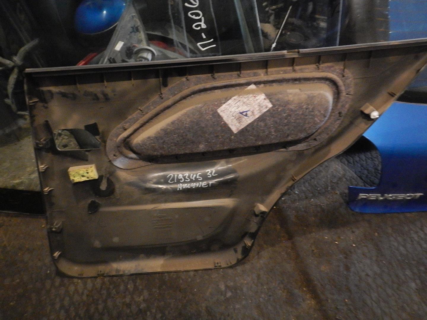 Обшивка двери задней левой