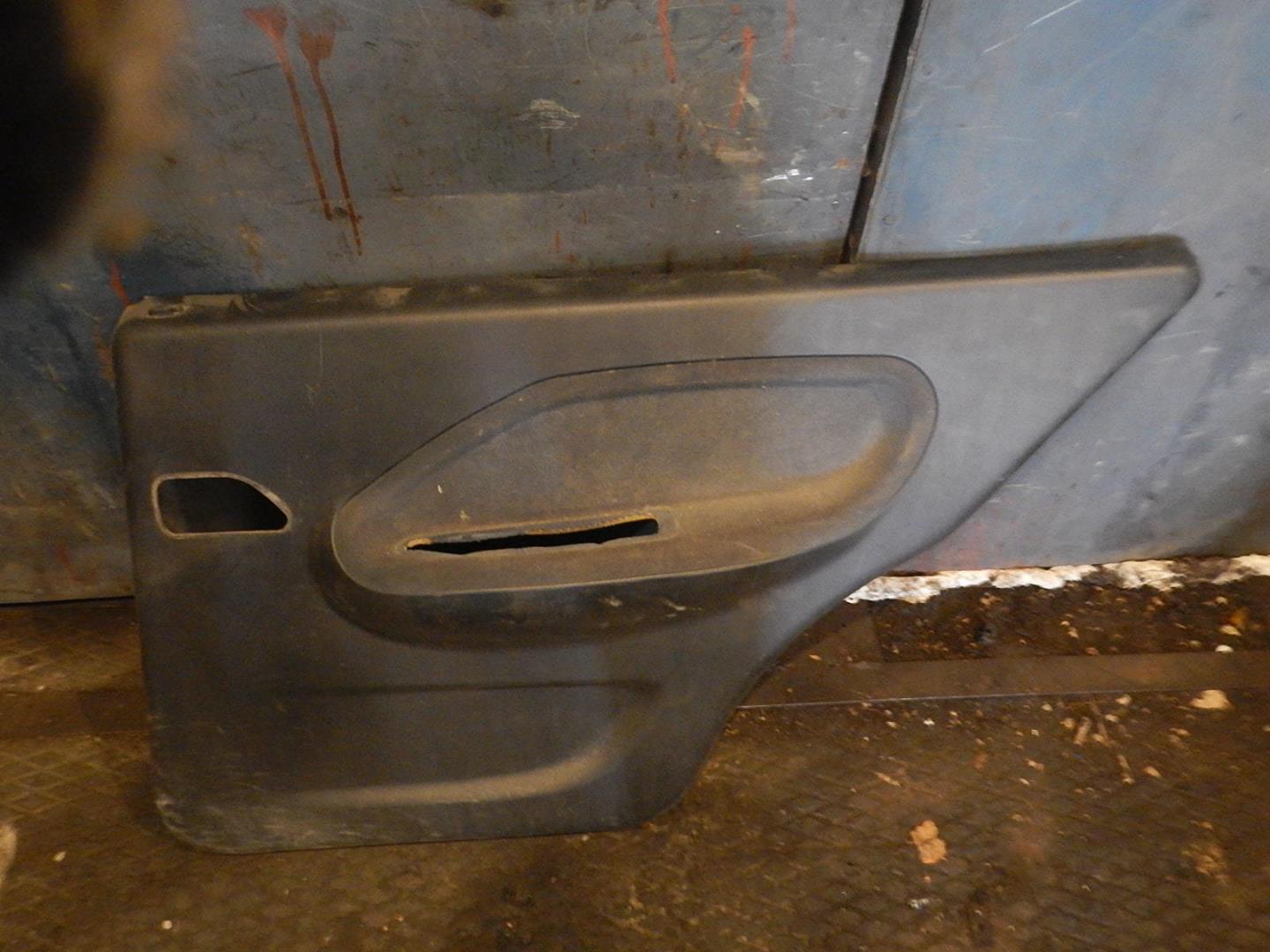 Обшивка двери задней правой