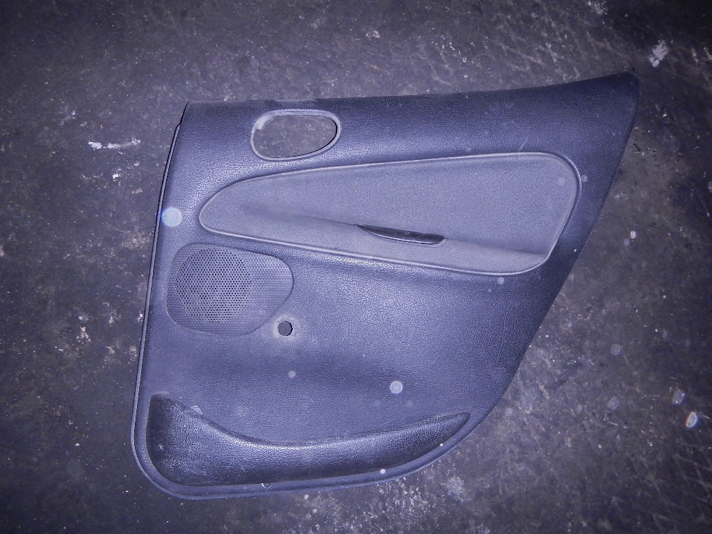 Обшивка двери задней правой