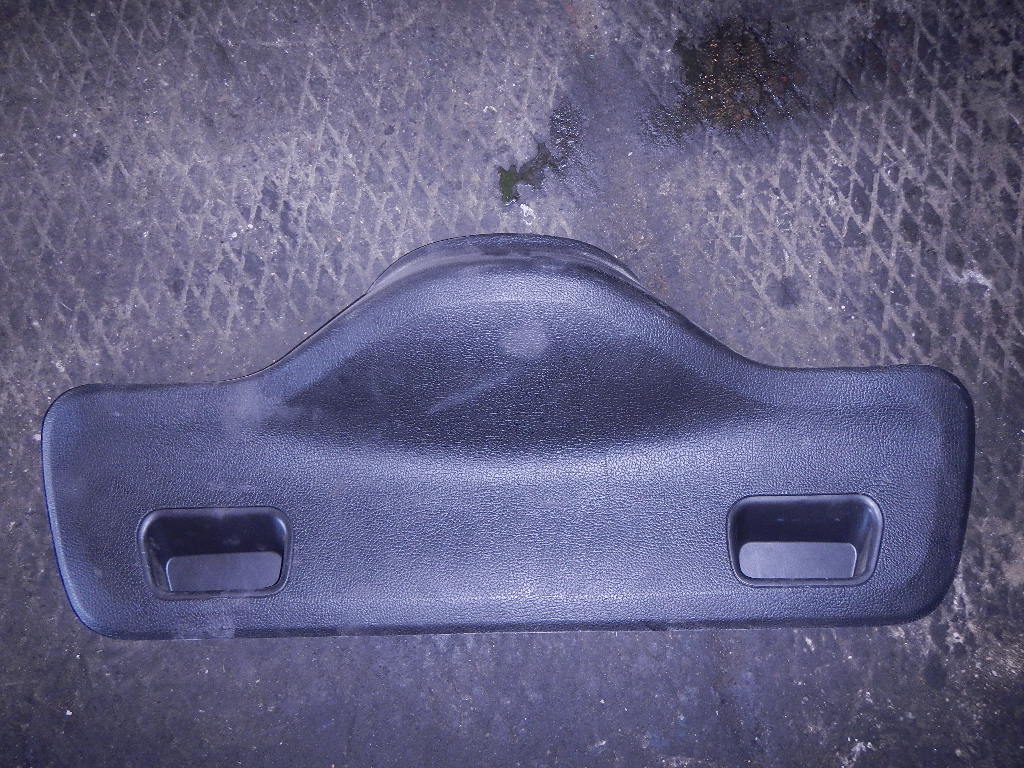 Обшивка двери багажника