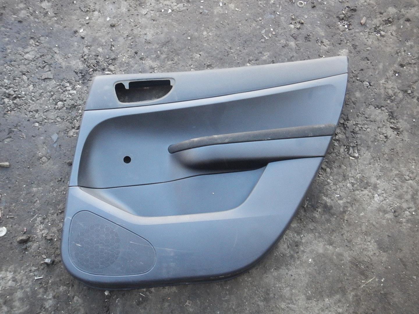 Обшивка двери задней правой