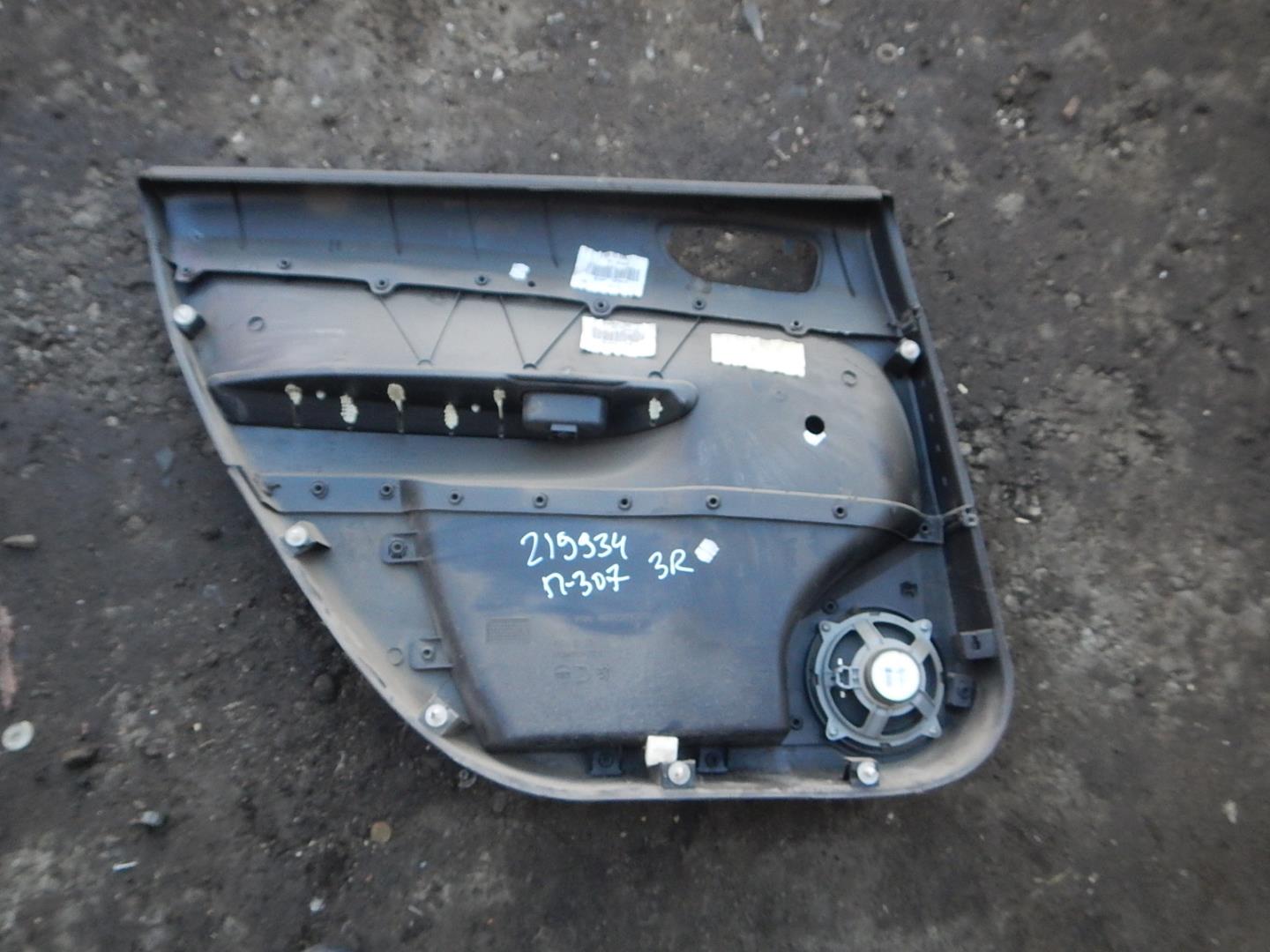 Обшивка двери задней правой