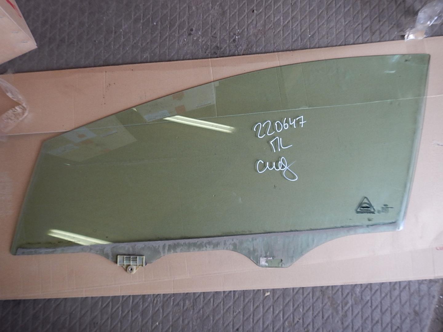 Стекло двери передней левой